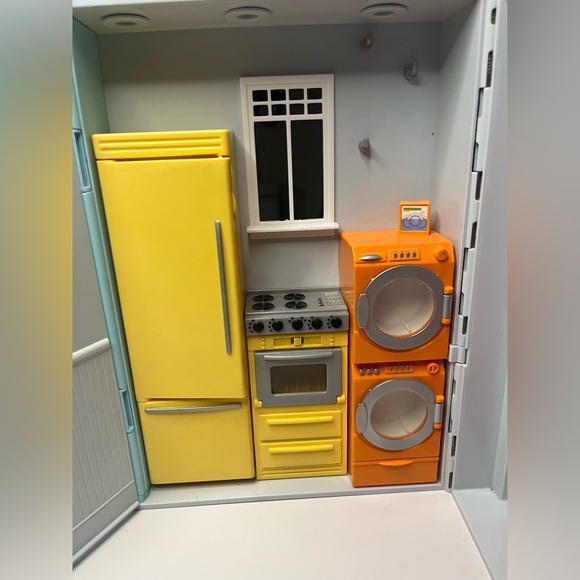 Vintage Barbie -totally real- fold n go house. Dryer spins- door bell rings- - Picture 6 of 10